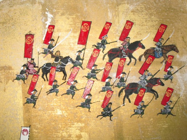 Пешие и конные воины Асакура Ёсикагэ в сражении при Анэгава. Все воины несут красные сасимоно с золотым гербом Асакура. Современная картина.